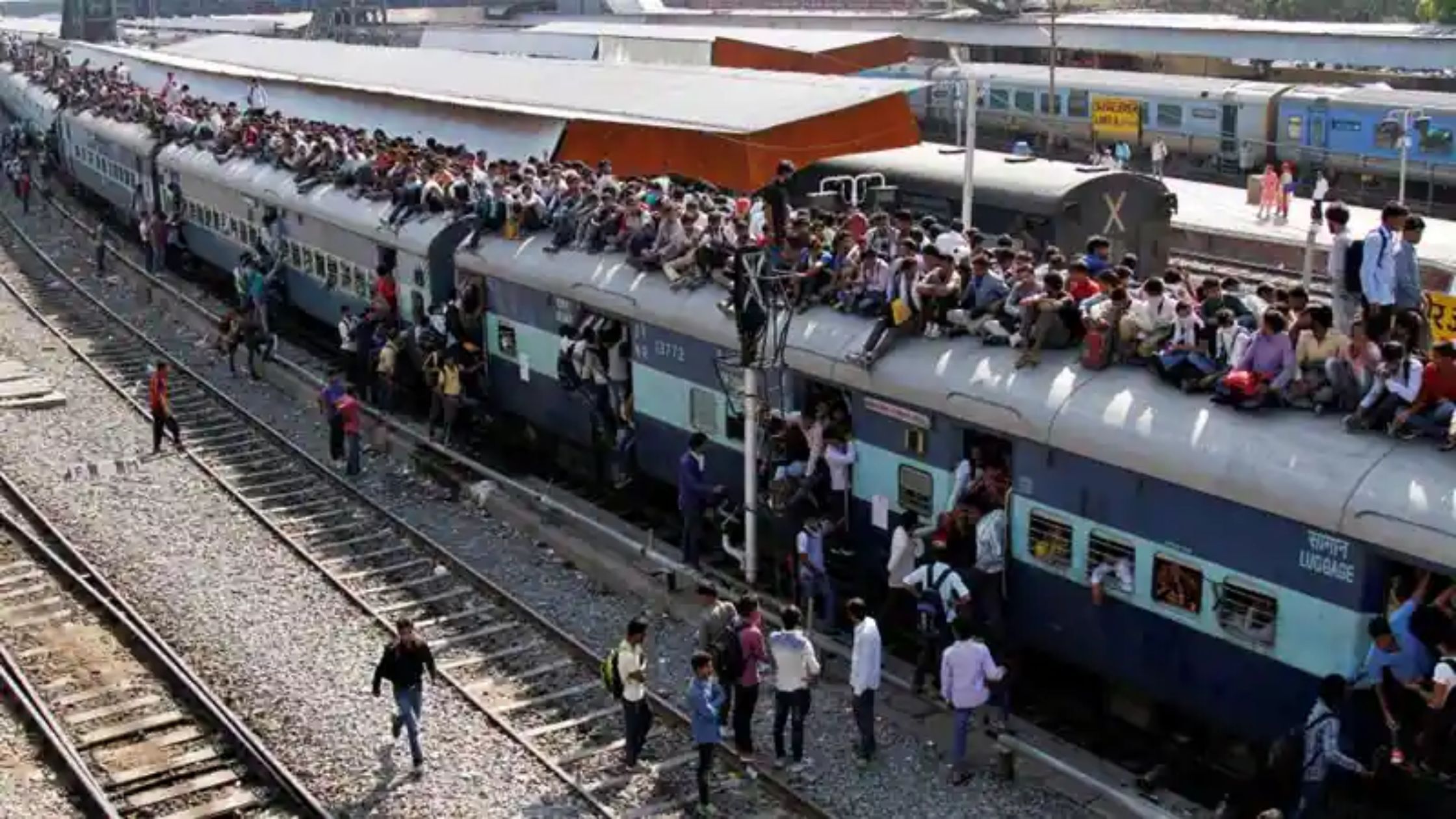 trains fulled by biharis returning on festive season