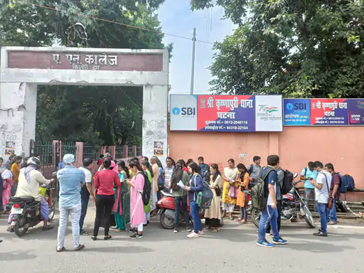 Crowd of BPSC candidates near AN College Gate of Patna