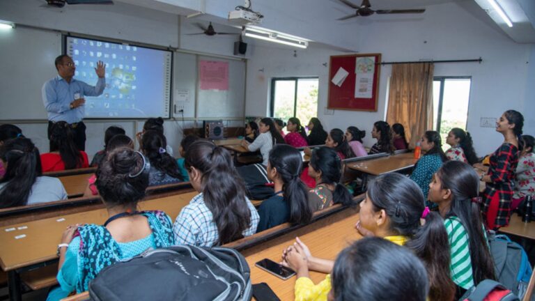 अब बिहार के कॉलेज भी बनेंगे स्मार्ट, डिजिटल क्लास के लिए मिल रहा डिजिटल बोर्ड