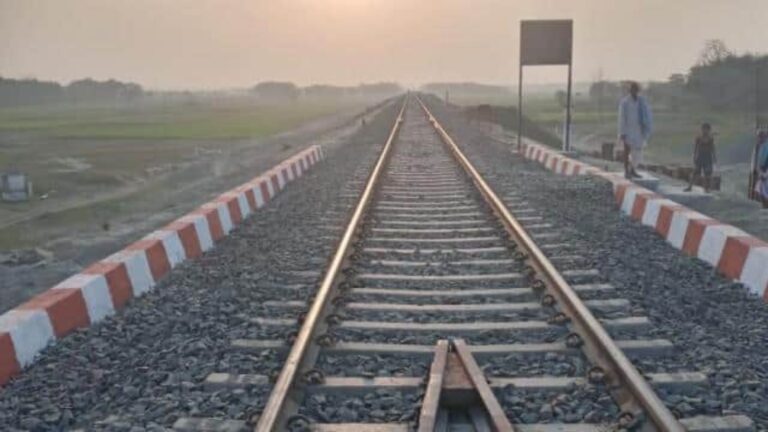बिहार के इस रुट के ट्रैक और स्टेशन बनकर तैयार, गिट्टी की कमी के कारण नहीं दौड़ पा रही ट्रेने
