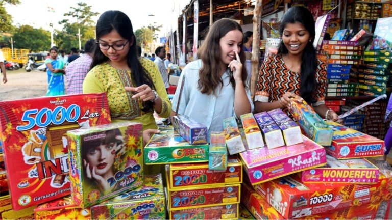 दिवाली से पहले बिहार के इन 4 शहरों में पटाखों पर प्रतिबन्ध, बिक्री पर भी लगी रोक