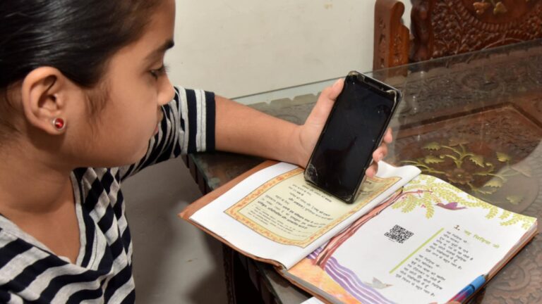 अब बिहार के छात्रों को मोबाइल पर मिलेंगी पुस्तकें, वीडियो देख कर सकेंगे तैयारी