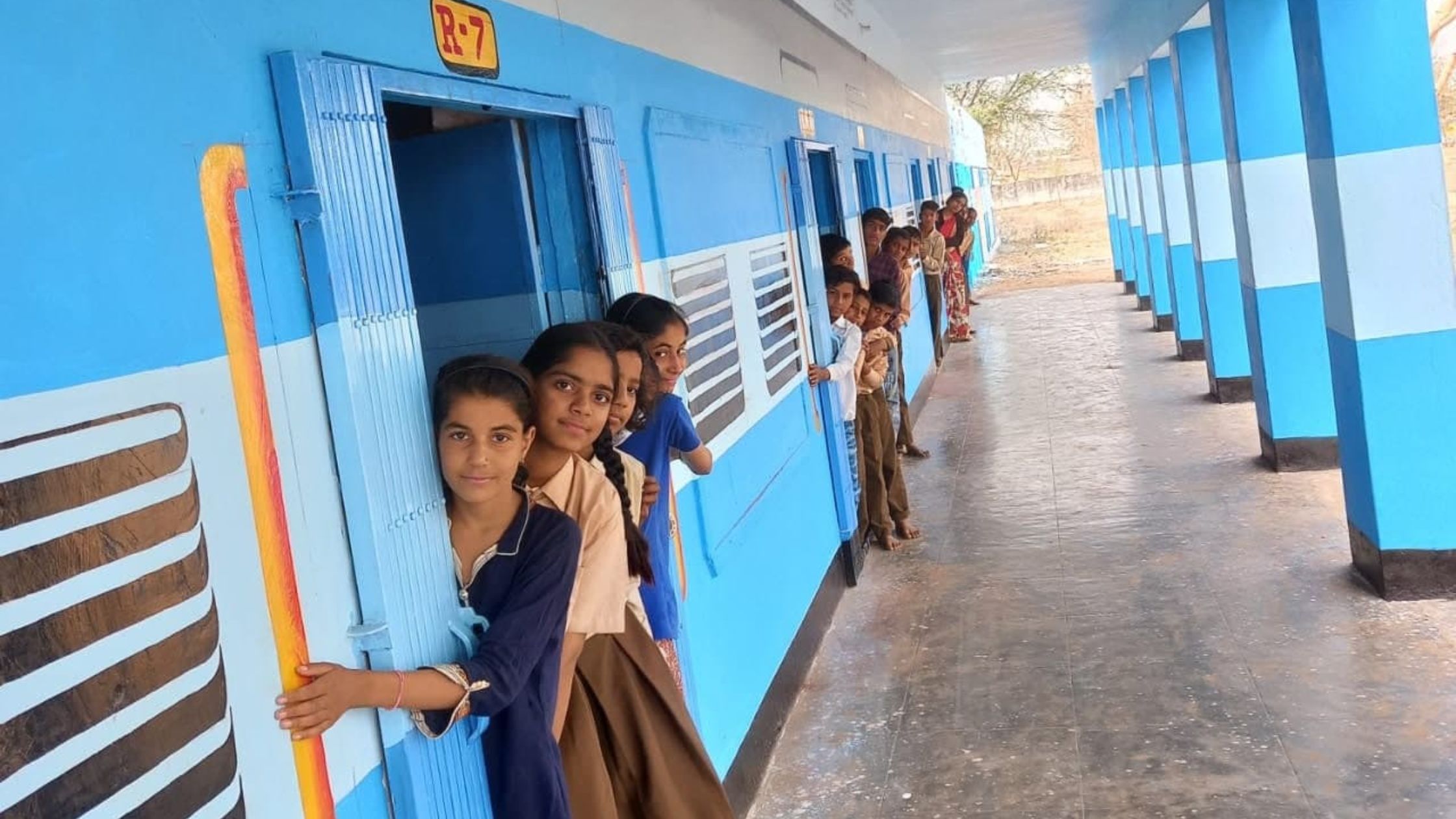 The children of this school have embarked on the journey of the future by boarding the Shiksha Express.