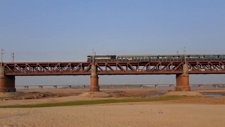 160 साल से खड़ा है ‘अब्दुल बारी पुल’, अभी भी गुजराती हैं कई ट्रेने